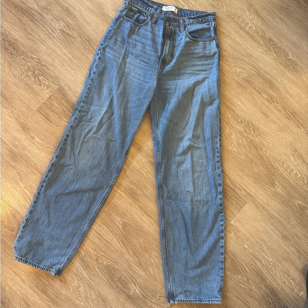 Abercrombie & Fitch High-Rise Straight Leg Jeans in Medium Blue